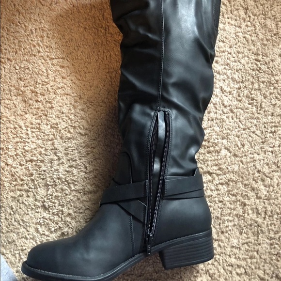 Boots - Picture 4 of 7